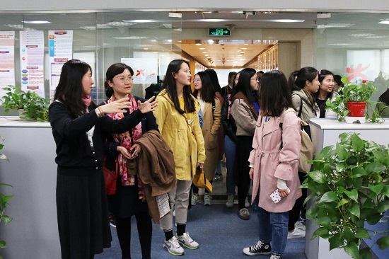 3377体育在线师生走进高教社照片2.jpg 3377体育在线师生走进高教社照片2.jpg